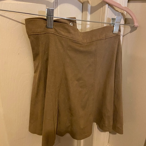 Tan suede skirt with buttons - Picture 3 of 4